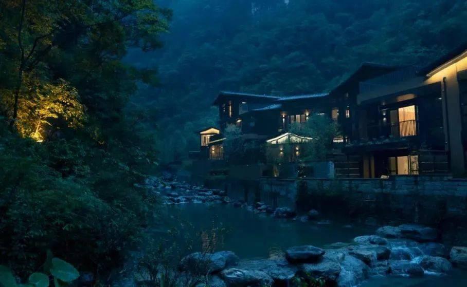 海南临高县官方通报“古银瀑布村民私自拍摄游客照片并强制要求购买”:责令停业整顿